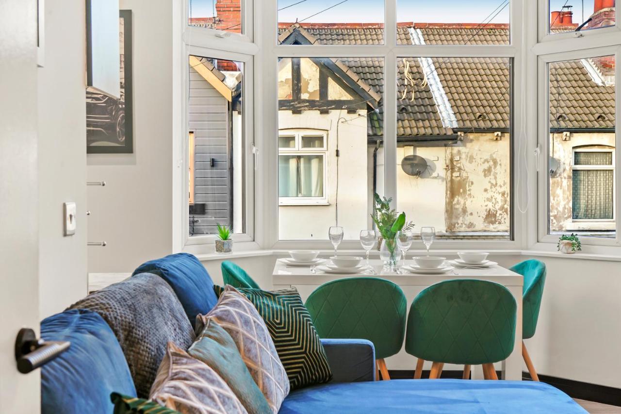 Stylish Yorkshire Gem - Sleeps 4 - Great Location Apartment Castleford Luaran gambar